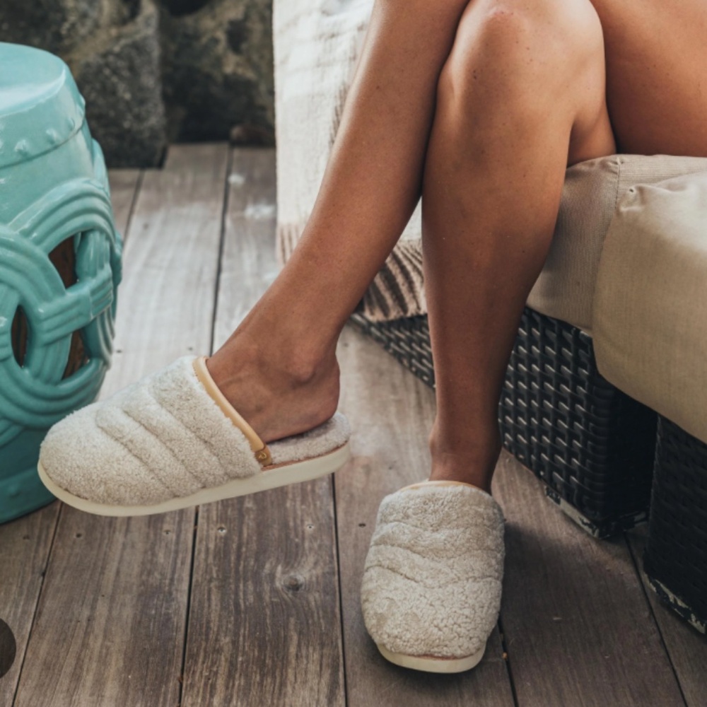 OLUKAI Pupu Mua Slippers Size 8